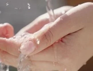 اپنے انگوٹھے کو گیلا یا موئسچرائز کریں۔